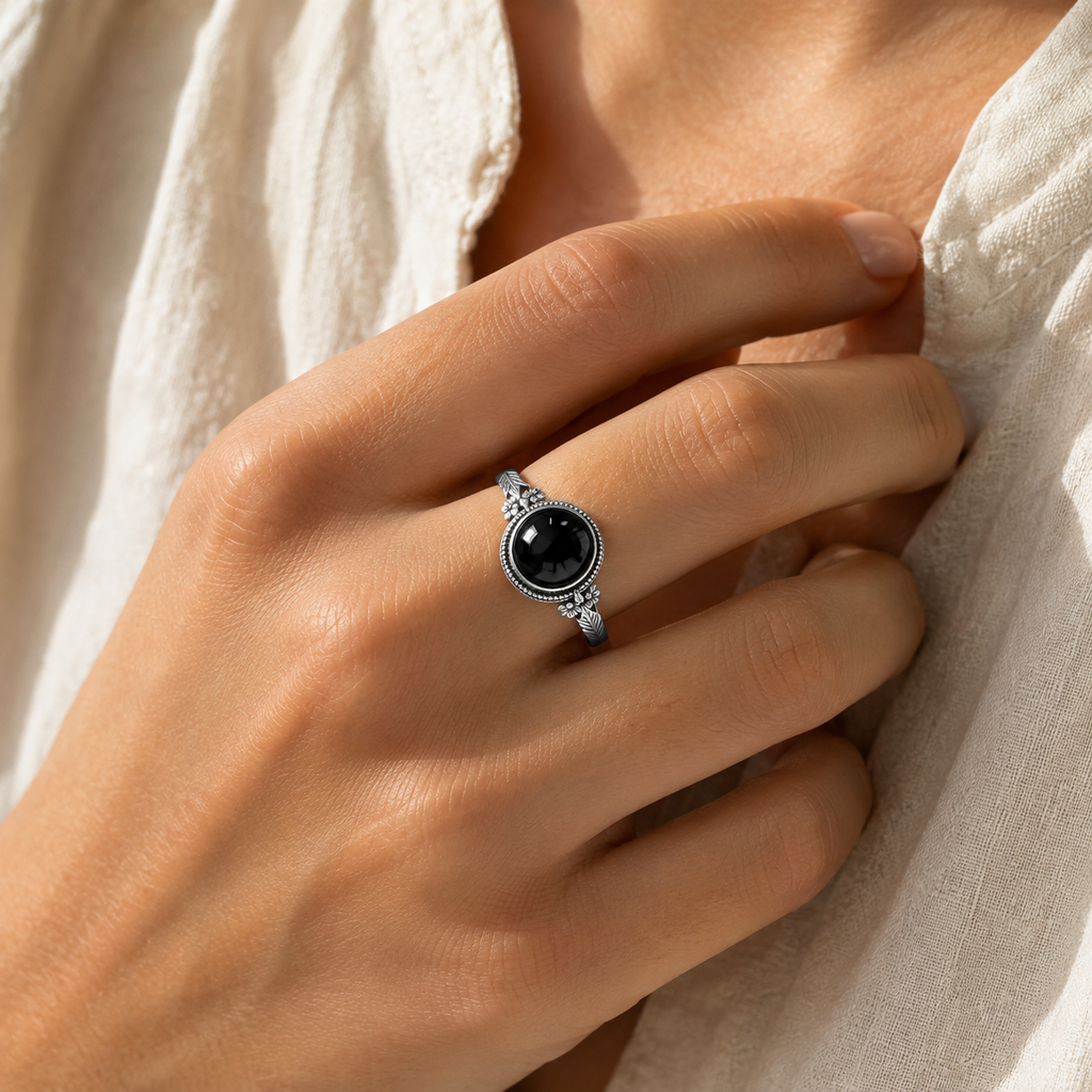 Onyx Ring aus 925er Silber mit floralen Details