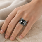 Vintage Onyx Ring aus 925er Silber mit durchbrochenem Ornamentrahmen
