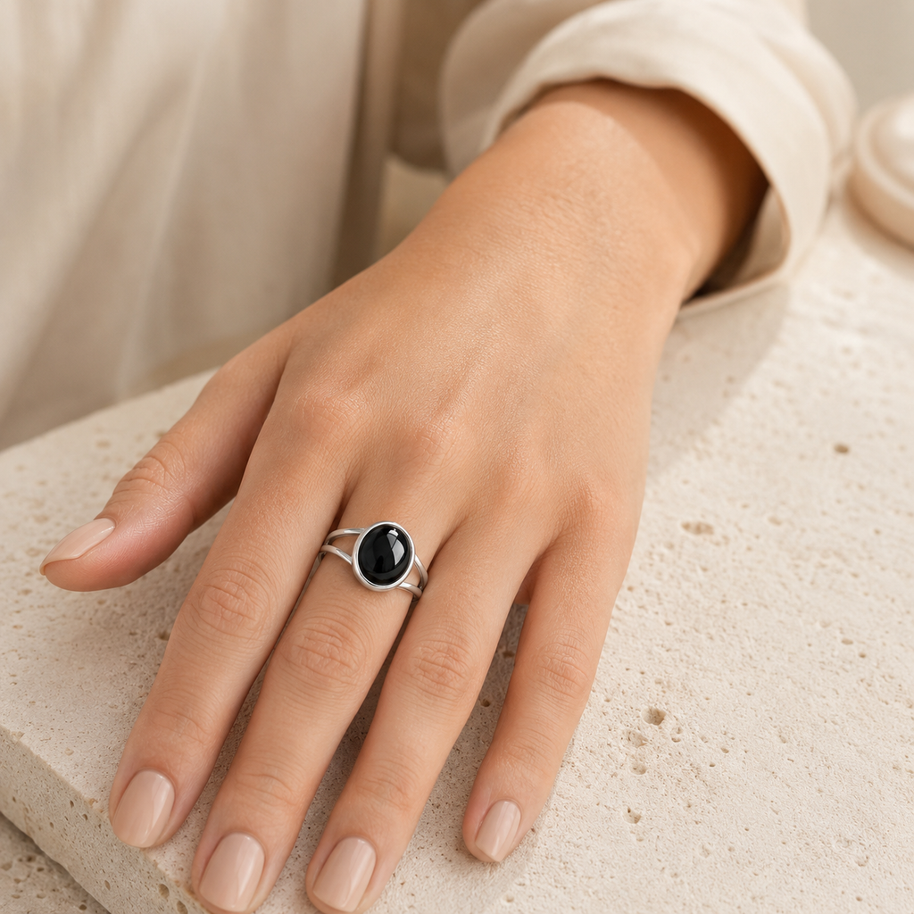 Onyx Ring aus 925er Silber mit ovalem Cabochon und offener Ringschiene