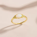 Gold Mondstein Ring mit länglichem Cabochon und Perlrand