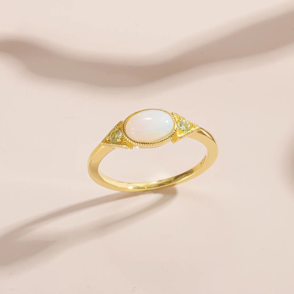 Gold Mondstein Ring mit länglichem Cabochon und Perlrand