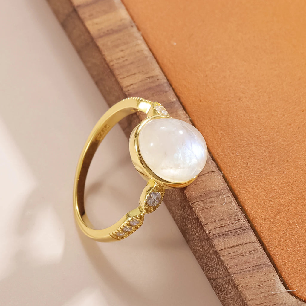 Gold Mondstein Ring mit ovalem Cabochon und offenem Design