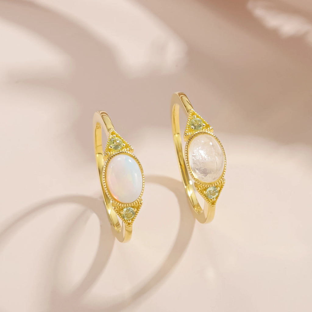 Gold Mondstein Ring mit länglichem Cabochon und Perlrand