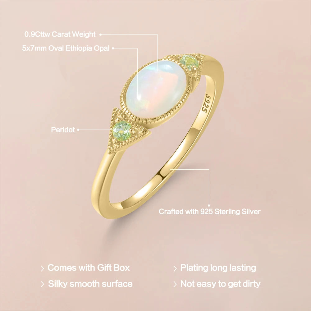 Opal Ring aus 925er Silber und Gold mit ovalem Stein und seitlichen Ziersteinen