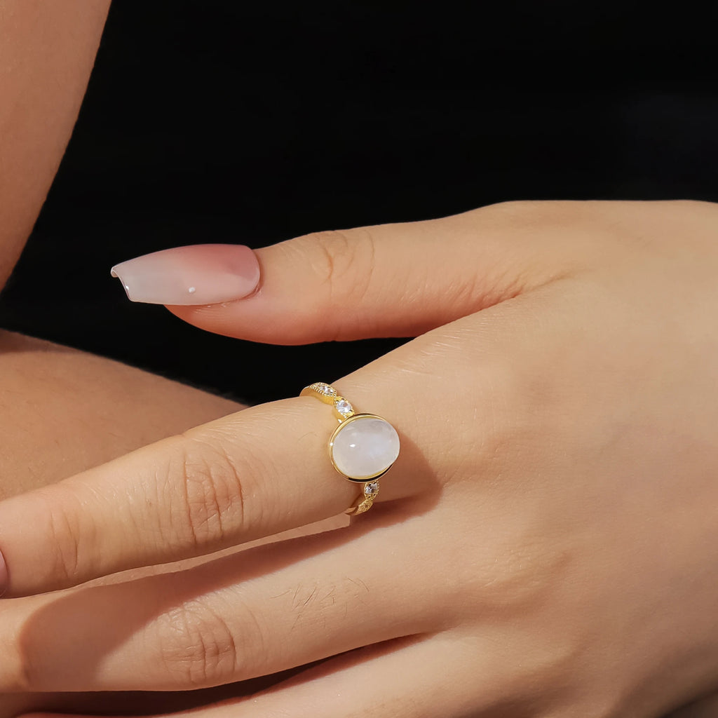Gold Mondstein Ring mit ovalem Cabochon und offenem Design