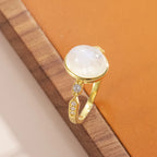 Gold Mondstein Ring mit ovalem Cabochon und offenem Design