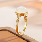 Gold Mondstein Ring mit ovalem Cabochon und offenem Design