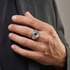 Onyx Siegelring mit kleinem rundem Stein und Kreisrelief
