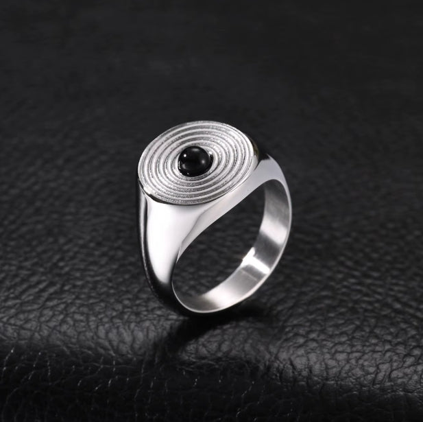 Onyx Siegelring mit kleinem rundem Stein und Kreisrelief