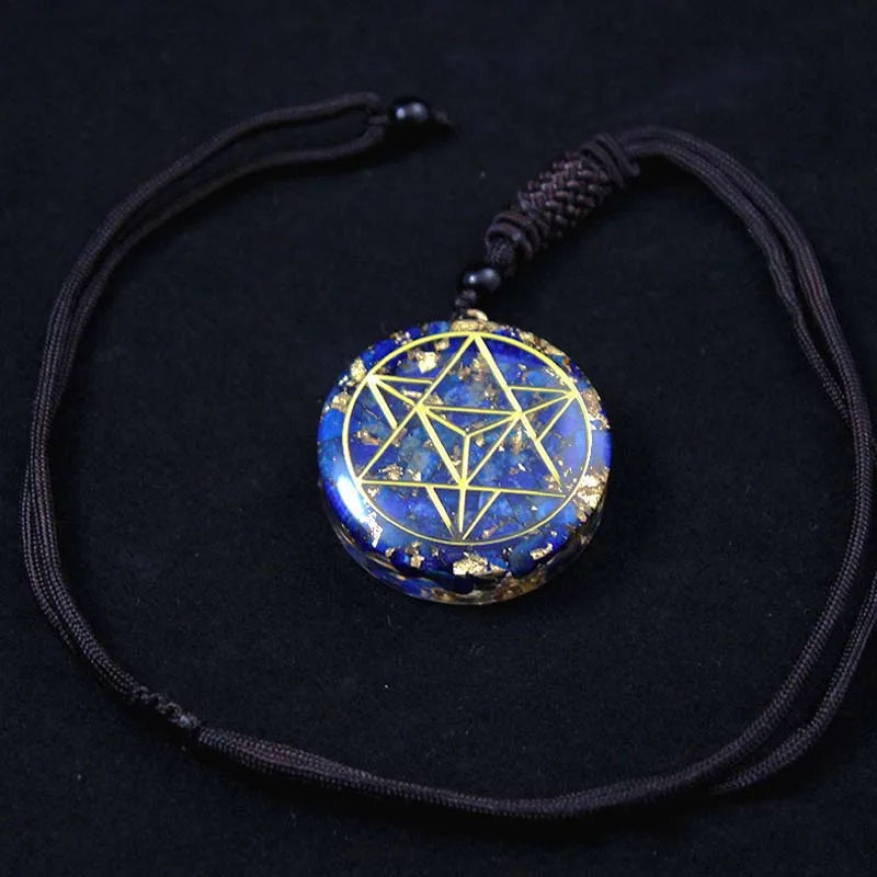 Lapislazuli Anhänger mit goldenem Sternsymbol an schwarzer Kordel