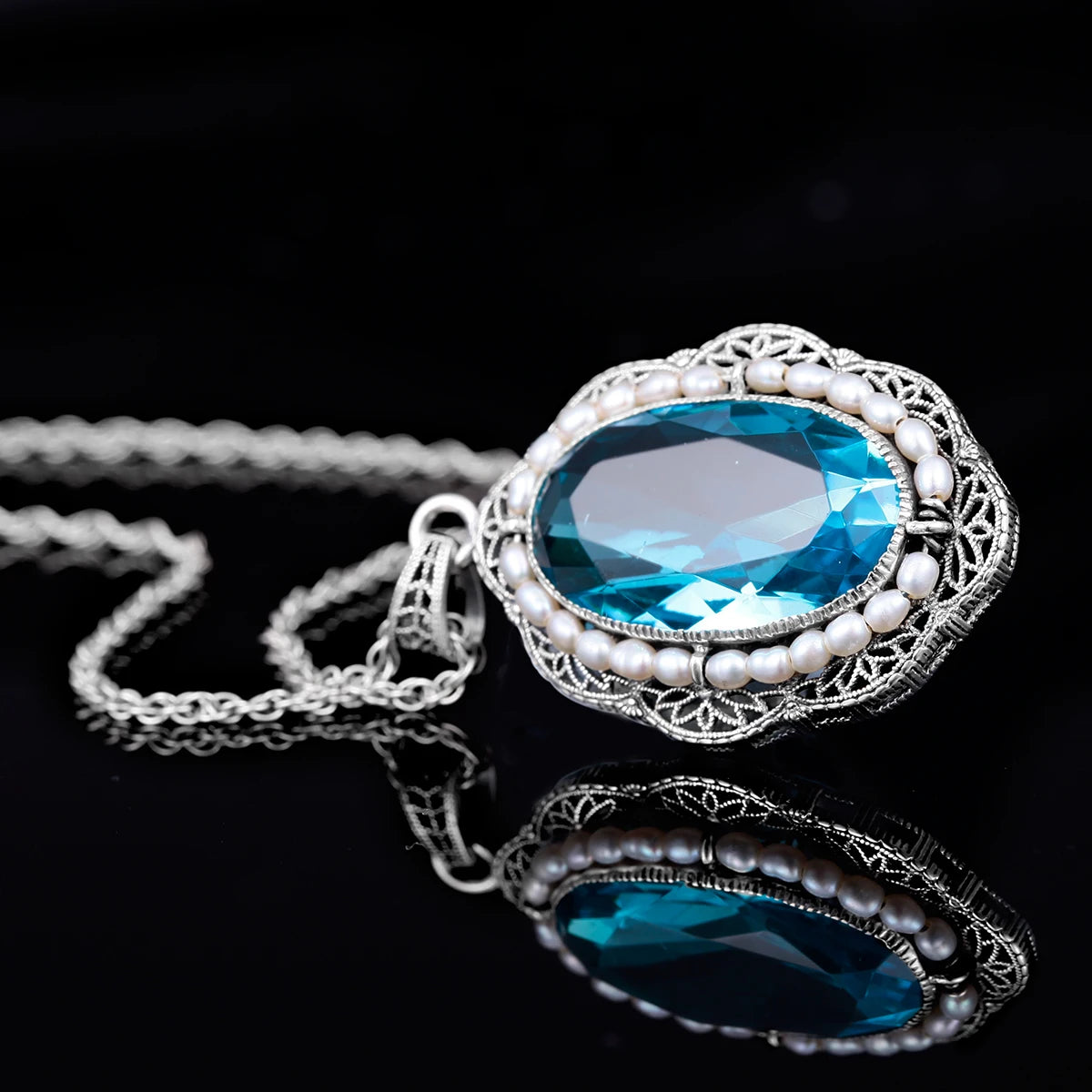 Aquamarin Kette aus 925er Silber mit ovalem Stein und filigranem Rahmen