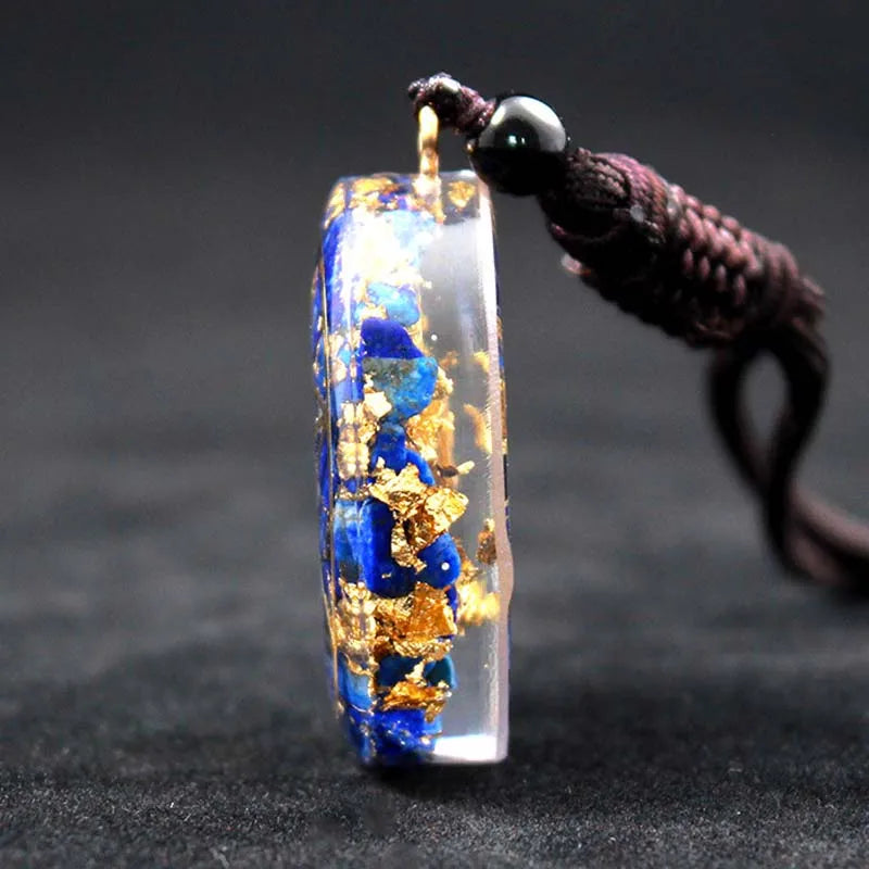 Lapislazuli Anhänger mit goldenem Sternsymbol an schwarzer Kordel