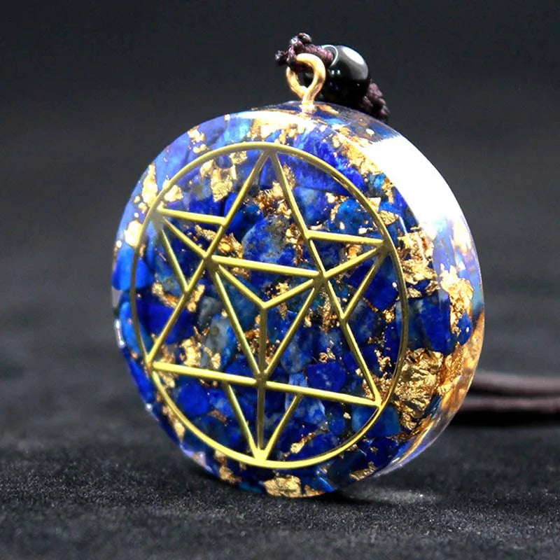 Lapislazuli Anhänger mit goldenem Sternsymbol an schwarzer Kordel