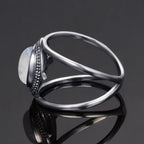 Moderner Mondstein Ring mit Kreisfassung