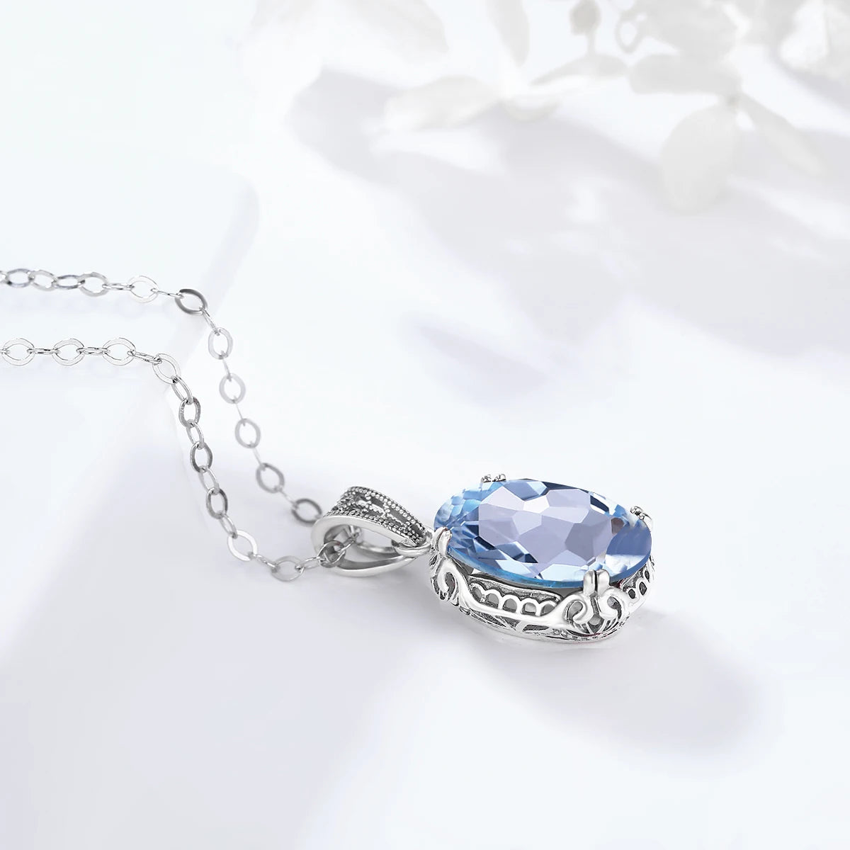 Aquamarin Kette aus 925er Silber mit hellblauem ovalem Solitäranhänger