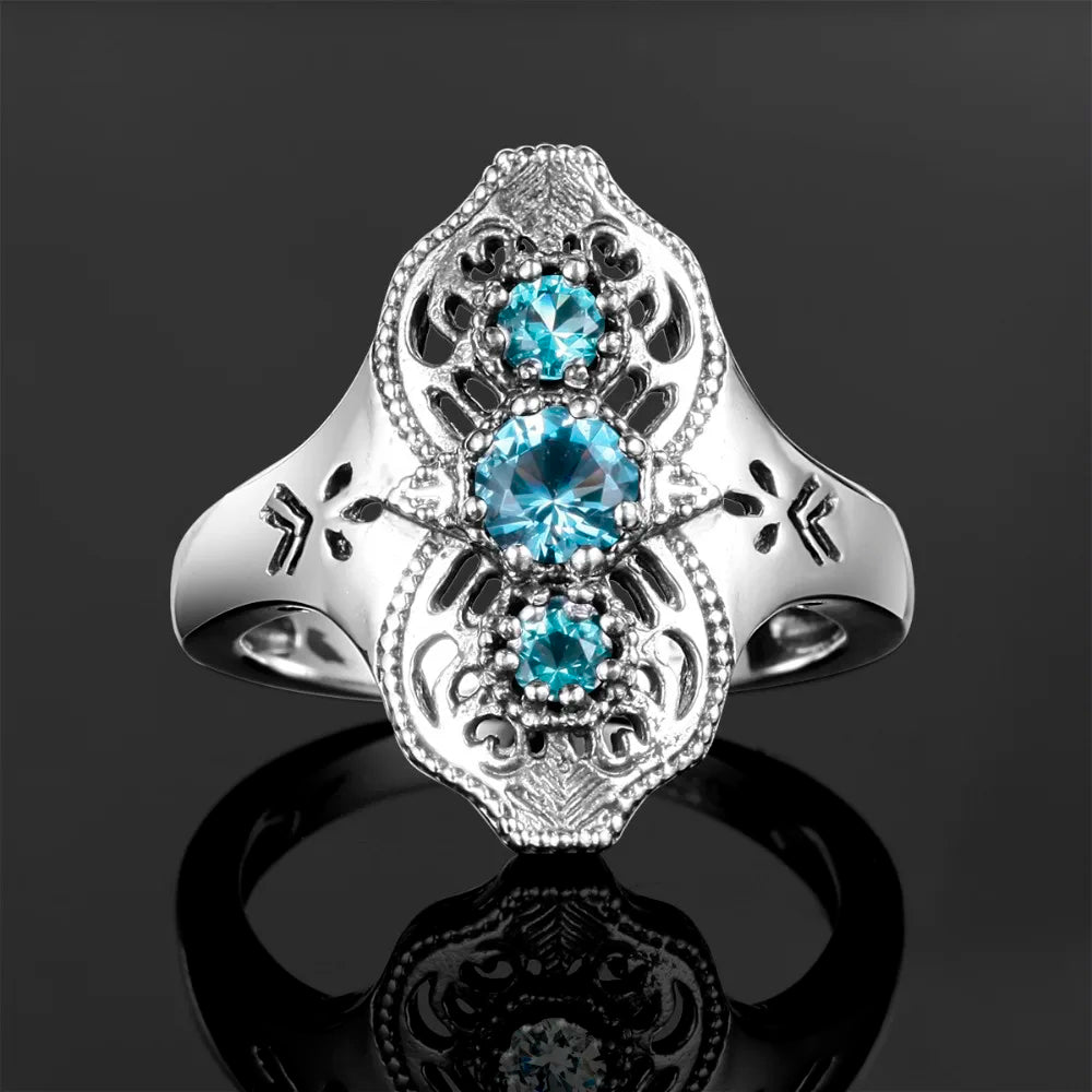 Aquamarin-Ring mit drei Steinen und filigranen Ornamenten