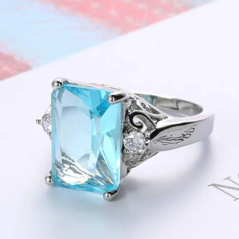 Aquamarin Ring mit großem Rechteckstein und seitlichen Ornamenten