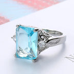 Aquamarin Ring mit großem Rechteckstein und seitlichen Ornamenten
