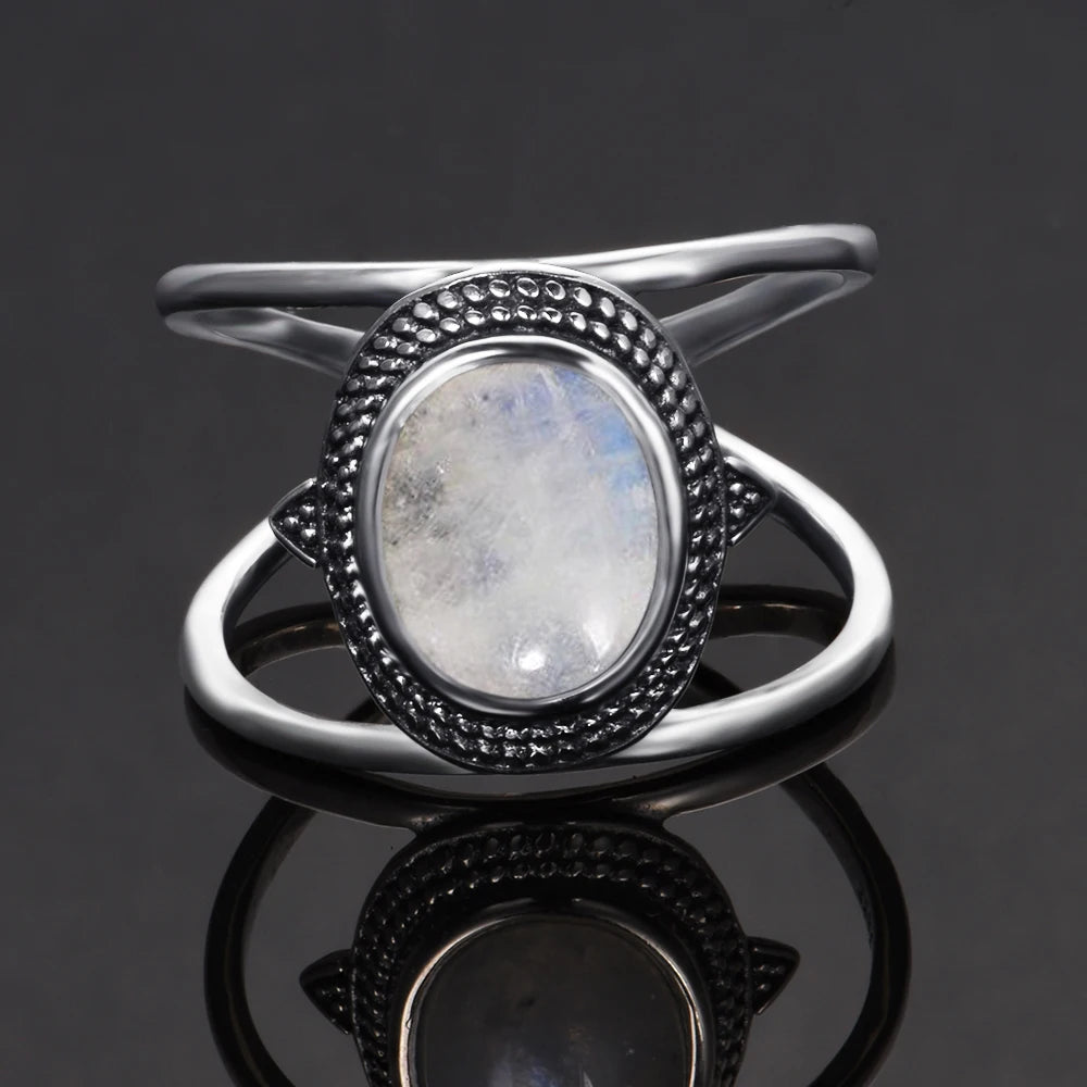 Moderner Mondstein Ring mit Kreisfassung