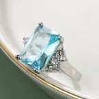Aquamarin Ring mit großem Rechteckstein und seitlichen Ornamenten