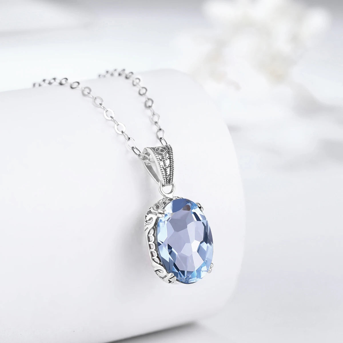 Aquamarin Kette aus 925er Silber mit hellblauem ovalem Solitäranhänger