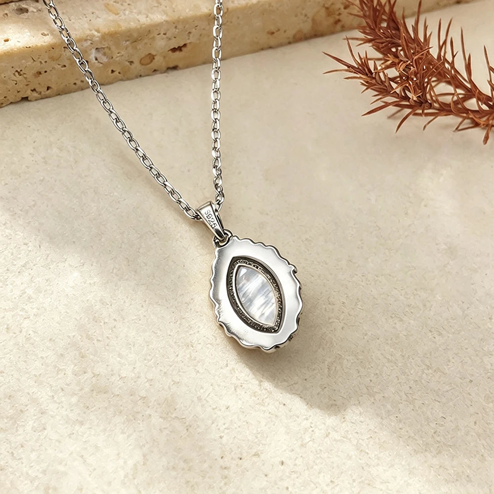 Mondstein Kette aus 925er Silber mit ovalem Ornamentanhänger