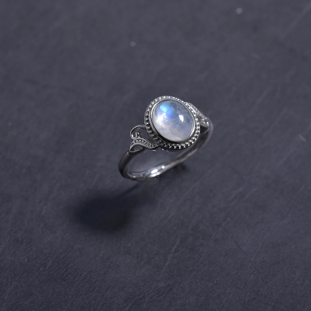 Mondstein Ring aus 925er Silber mit ovalem Cabochon und Voluten