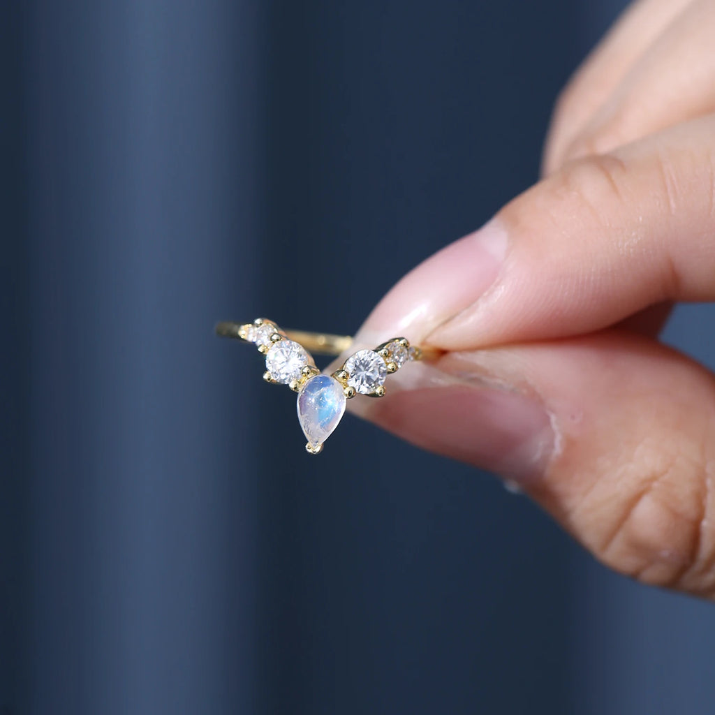 Mondstein Ring aus Gold mit Tropfenstein und seitlichem Steinbesatz