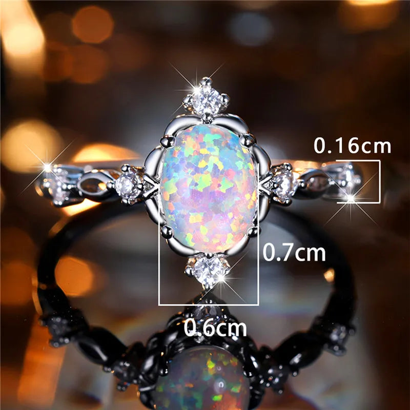 Opal Ring mit rundem Stein und symmetrischen Ziersteinen