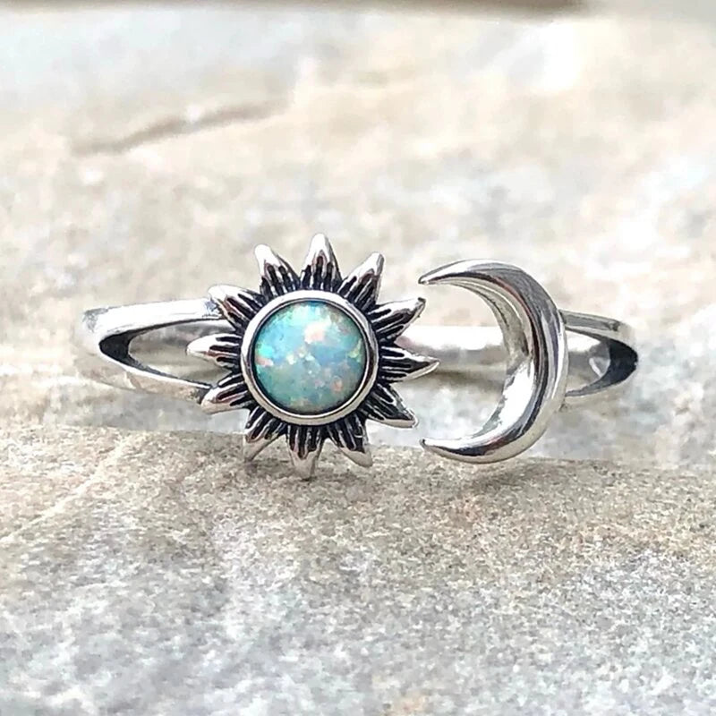 Offener Opal Ring mit Sonne und Mondsichel