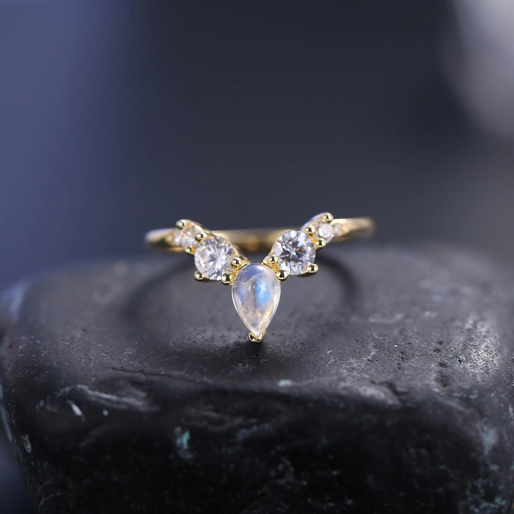 Mondstein Ring aus Gold mit Tropfenstein und seitlichem Steinbesatz