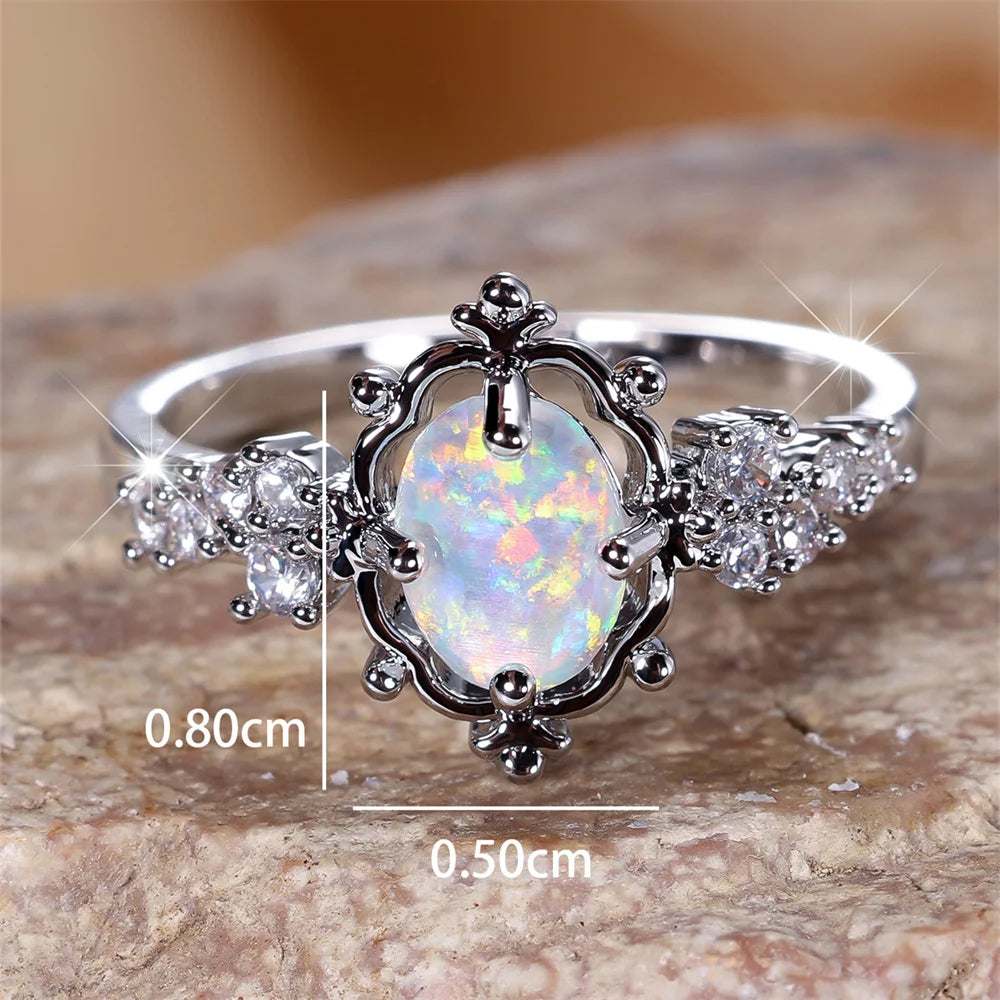 Opal Ring mit floralem Rahmen und Ziersteinen