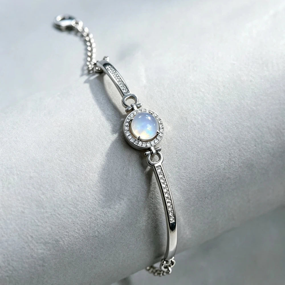 Mondstein Armreif mit rundem Cabochon und Ziersteinrahmen