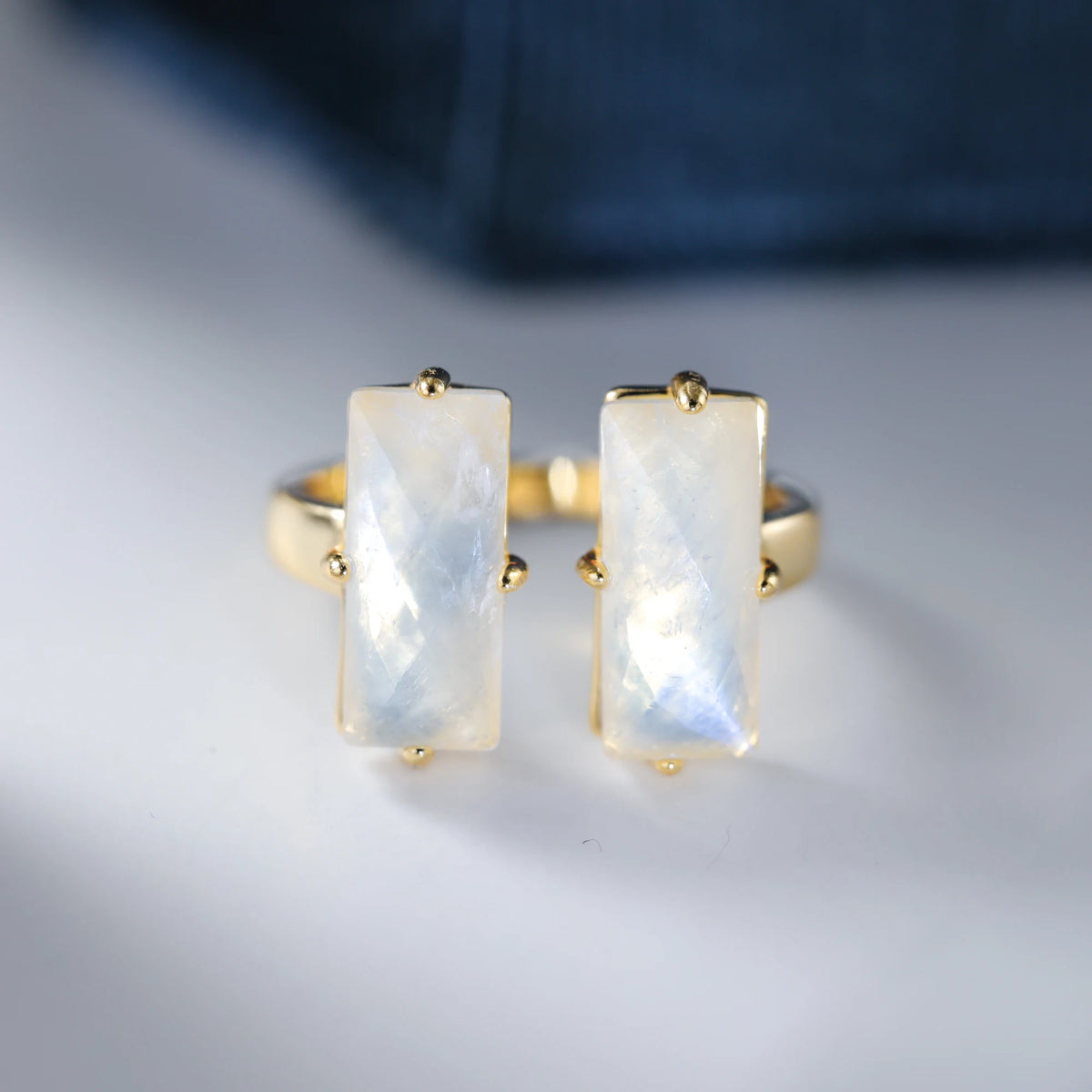 Offener Mondstein Ring aus 925er Silber in Goldoptik mit zwei rechteckigen Steinen