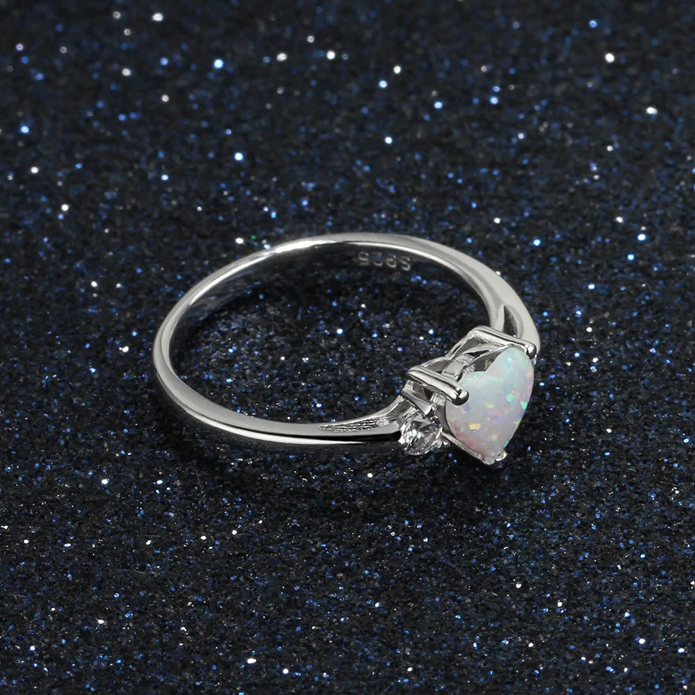 Opal-Look Ring aus 925er Silber mit Herzstein und zwei Ziersteinen