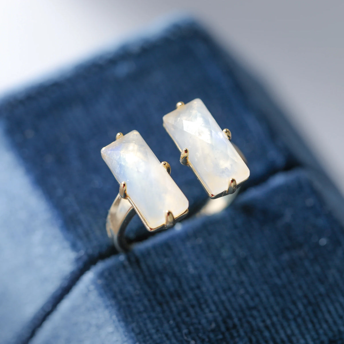 Offener Mondstein Ring aus 925er Silber in Goldoptik mit zwei rechteckigen Steinen