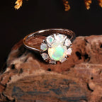 Opal Ring aus 925er Silber mit rundem Mittelstein und Opal-Kranz