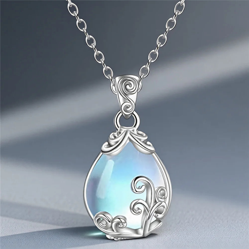 Mondstein Kette mit tropfenförmigem Anhänger und Ornamenten