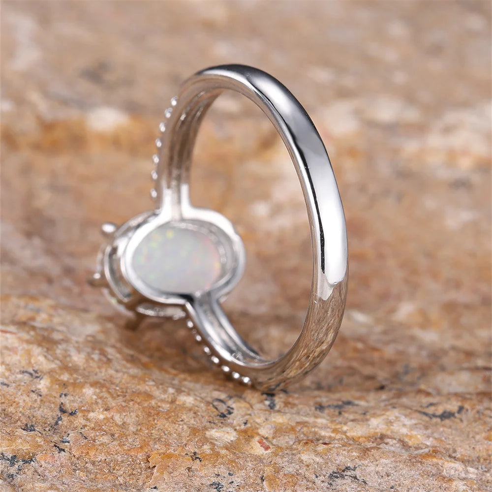 Opal Ring mit ovalem Mittelstein und Steinbesatz