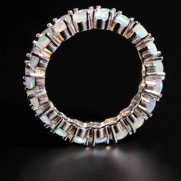 Opal Ring mit rundum gefassten ovalen Steinen