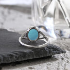 Aquamarin Cabochonring mit ovalem Stein und gekreuzter Ringschiene