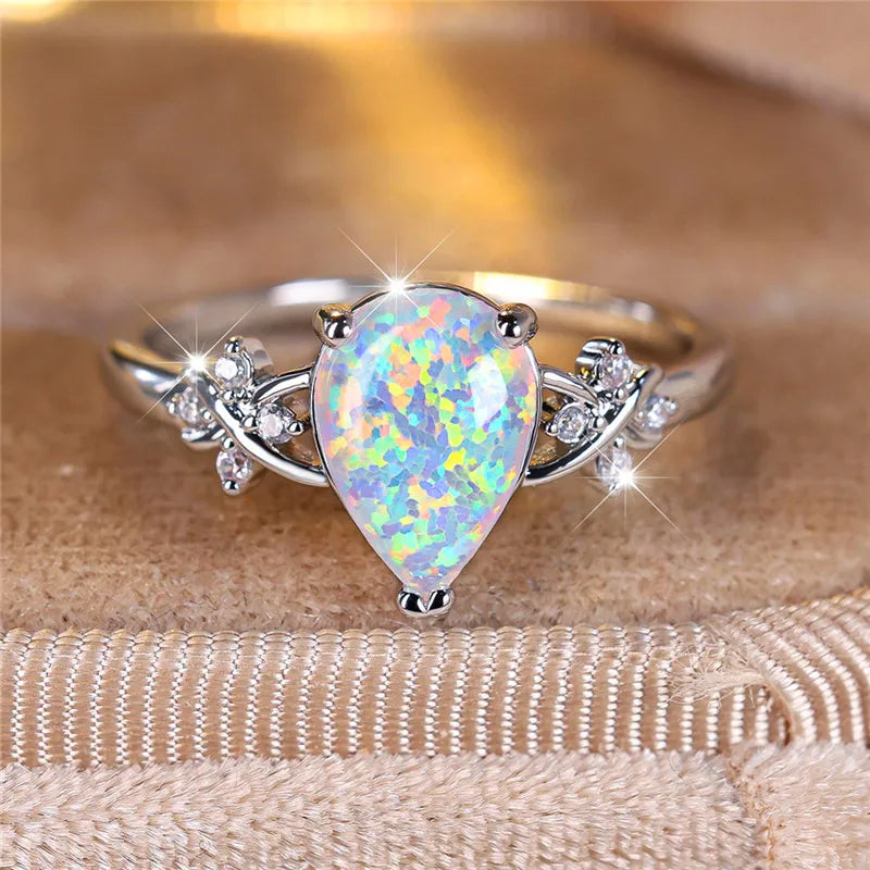 Opal Ring mit tropfenförmigem Stein und Blättern