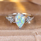 Opal Ring mit tropfenförmigem Stein und Blättern