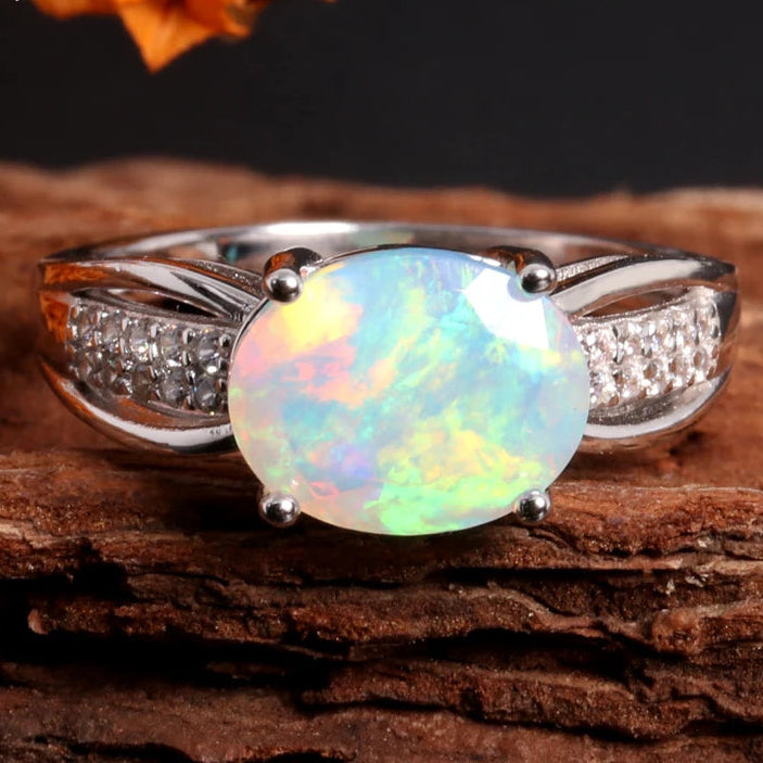 Opal Ring aus 925er Silber mit rundem Mittelstein und geteilter Ringschiene