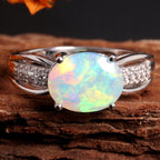 Opal Ring aus 925er Silber mit rundem Mittelstein und geteilter Ringschiene
