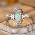 Opal Ring mit ovalem Mittelstein und Ornamentrahmen
