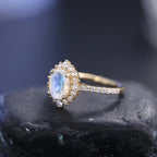 Echter Mondstein Ring aus Gold mit Halo-Fassung