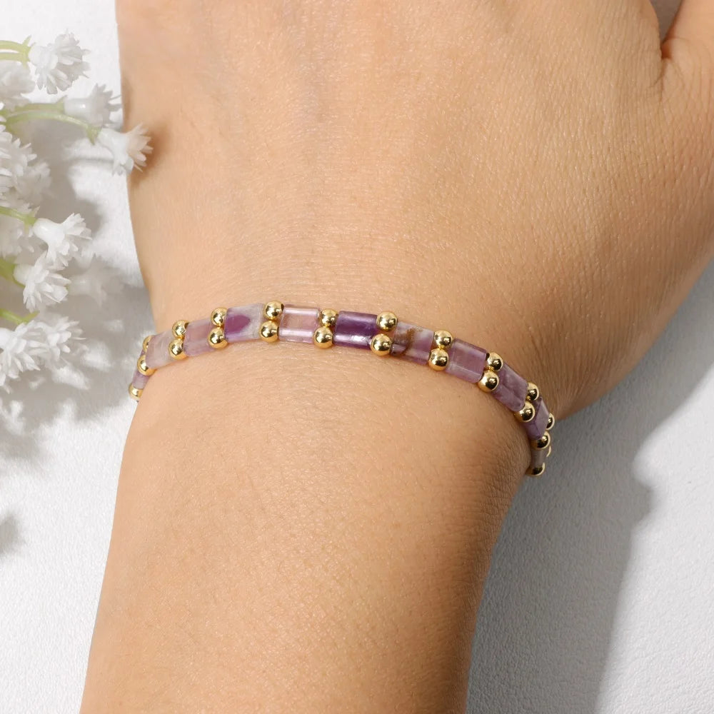 Amethyst Armband mit rechteckigen Steinperlen und goldfarbenen Details