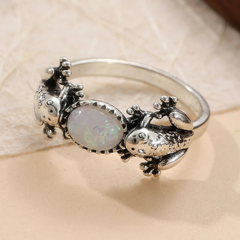 Opal Ring mit Froschmotiv und ovalem Stein