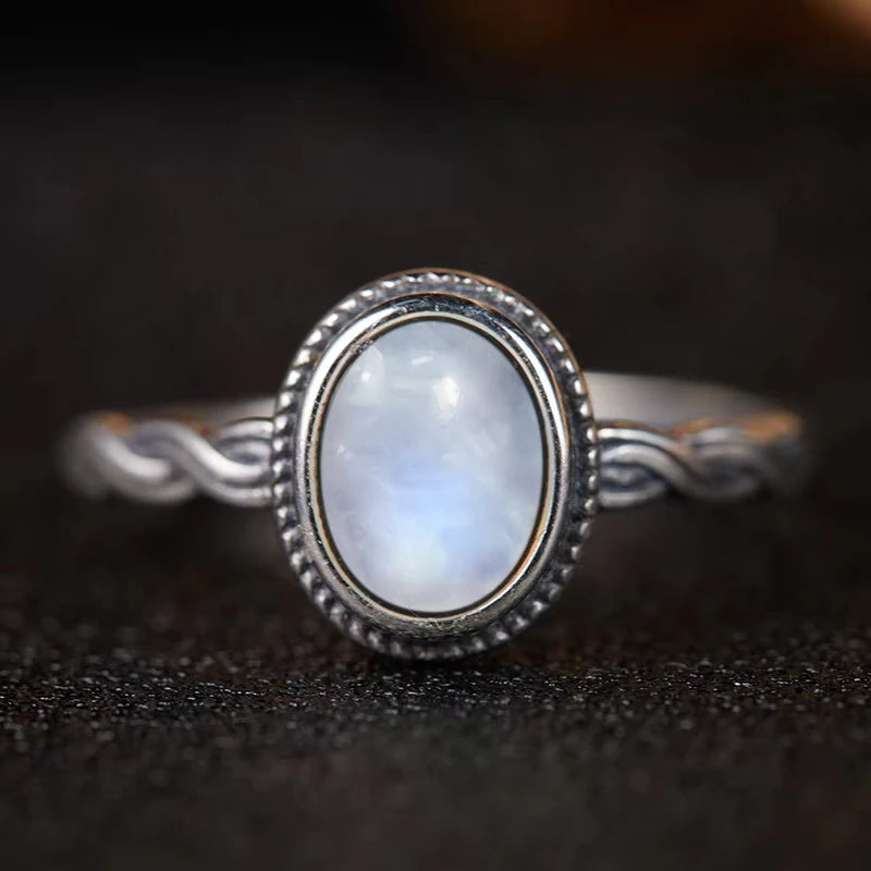 Zierlicher Mondstein Ring mit seitlichem Rankenmuster